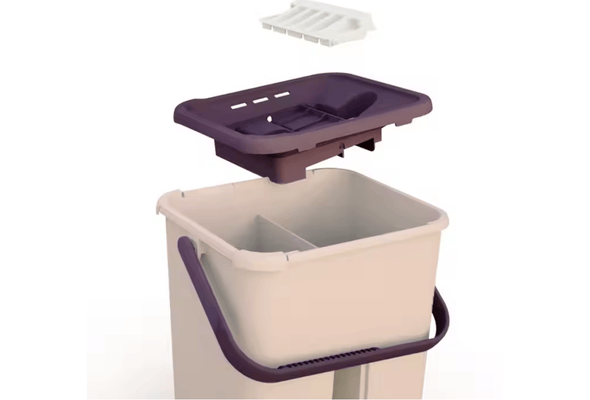 Mop bucket with strainer